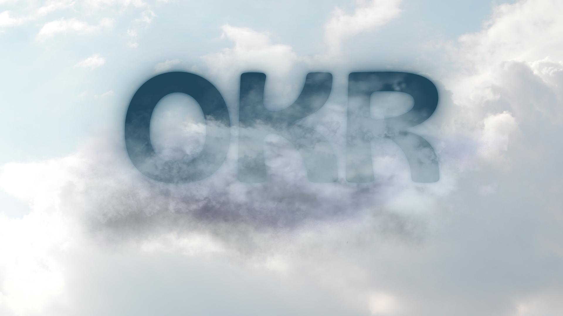 Sur fond de ciel nuageux, les lettres OKR en bleu foncé et flouté se cachent derrière des nuages gris