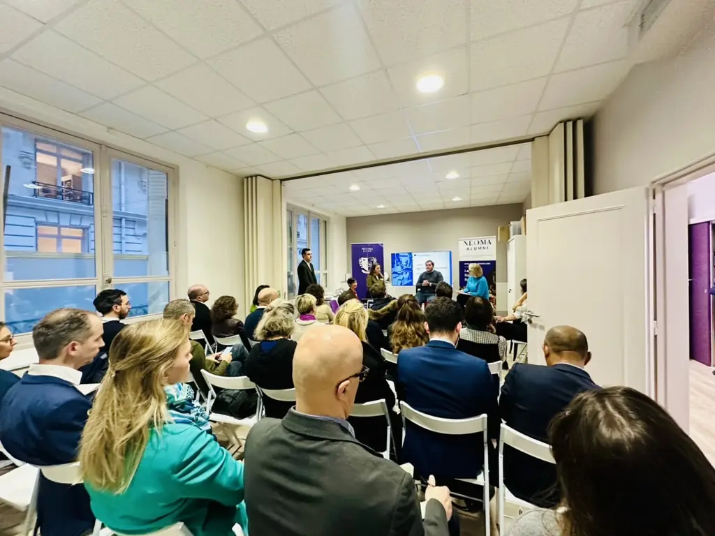 Une table ronde et un livre blanc pour aller plus loin, illustration de l’article Comment les managers vivent l’hybride ? Retour sur une enq