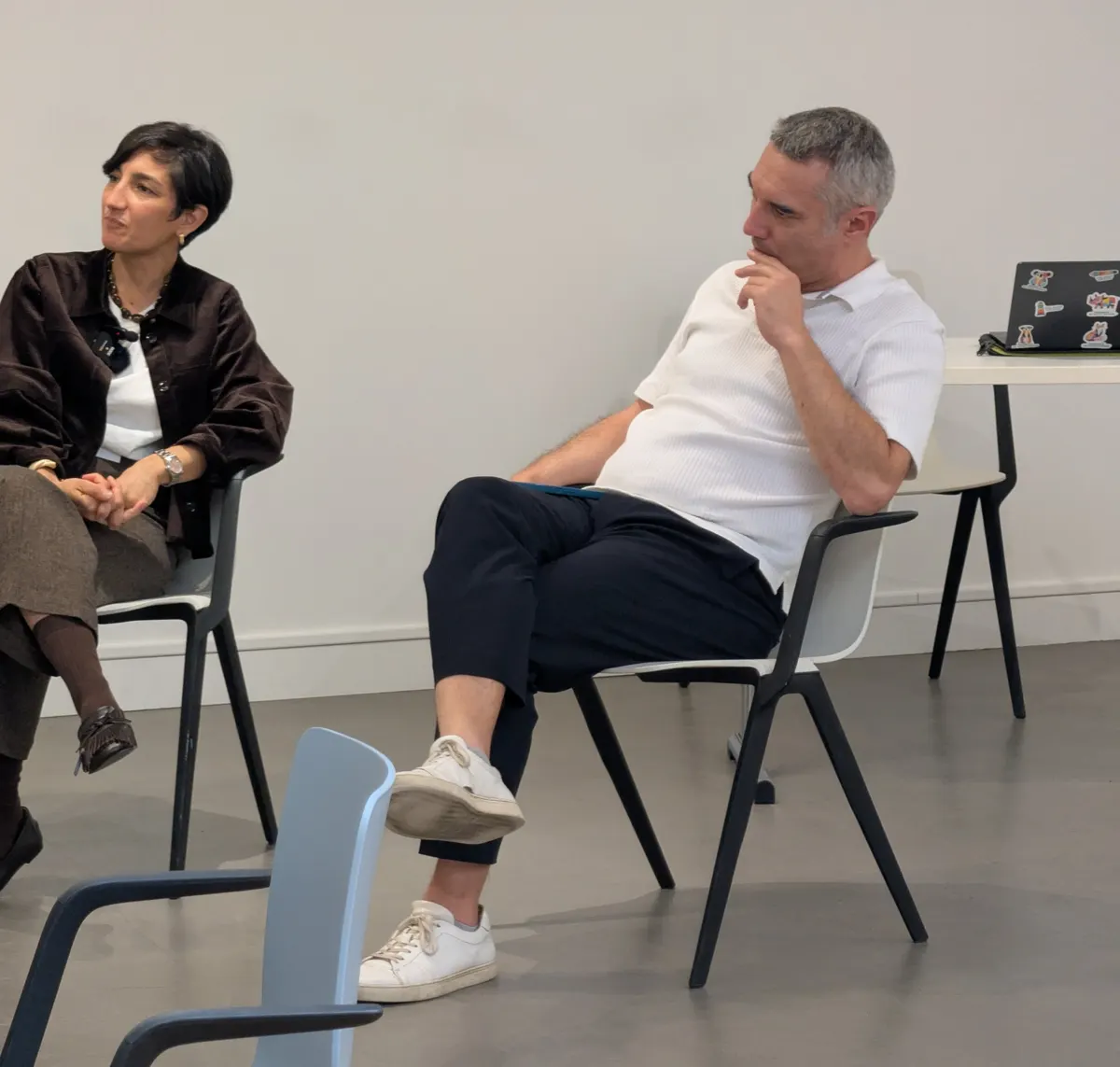 Intervenants à l'écoute pendant une table ronde Goood!