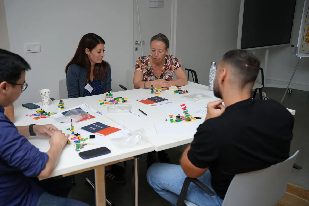 Participants en atelier autour d'une table chez Goood!