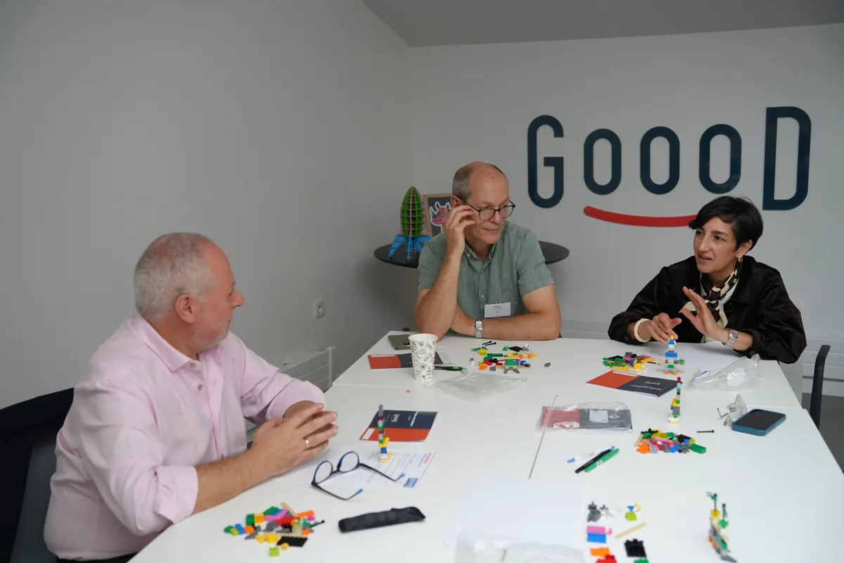 Atelier Goood! devant le logo Goood!, une participante prend la parole