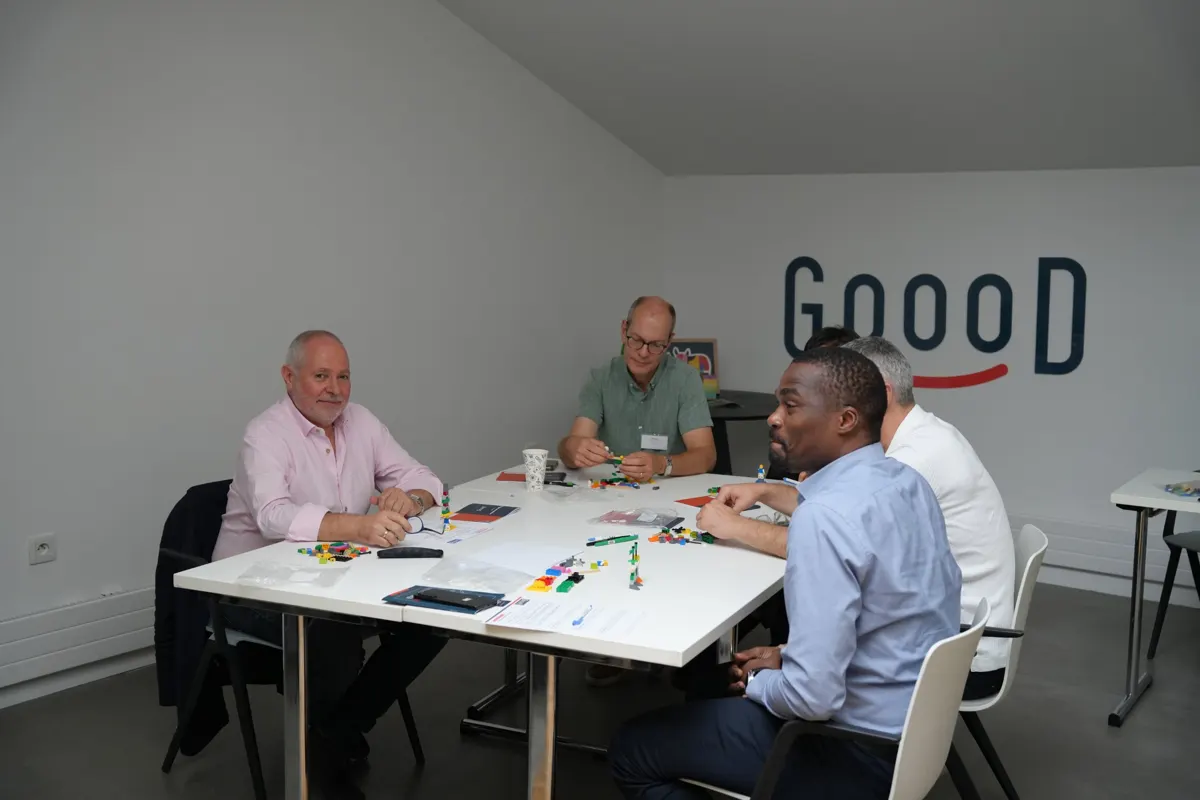 Participants en atelier devant le logo Goood!