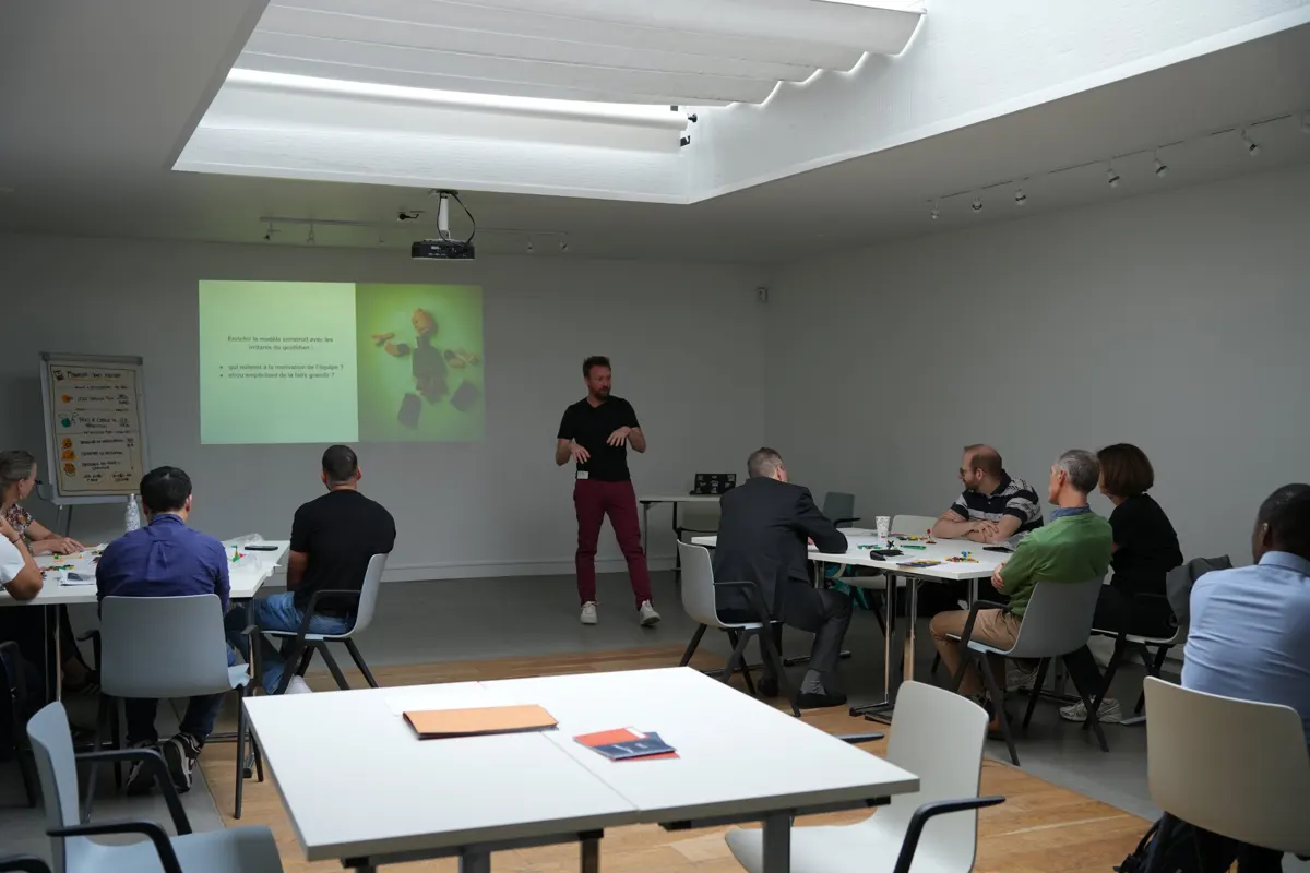 Animateur Goood! présentant un exercice en atelier