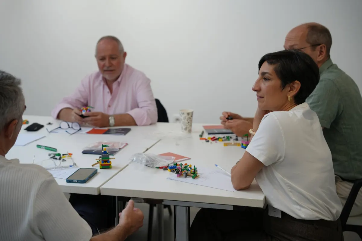 Participante à l'écoute pendant un atelier Goood!