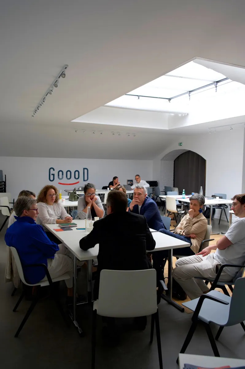 Groupe de participants en discussion dans les locaux Goood!