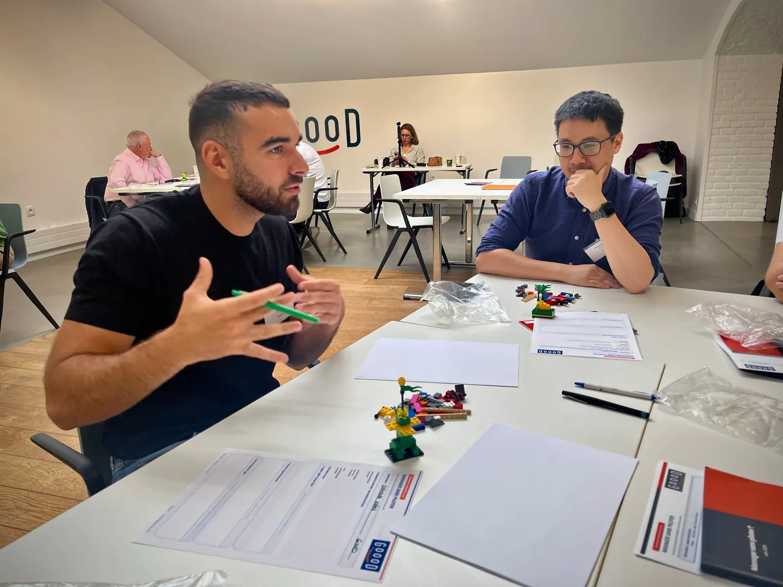 Deux participants échangent pendant l'atelier Manager sans piloter