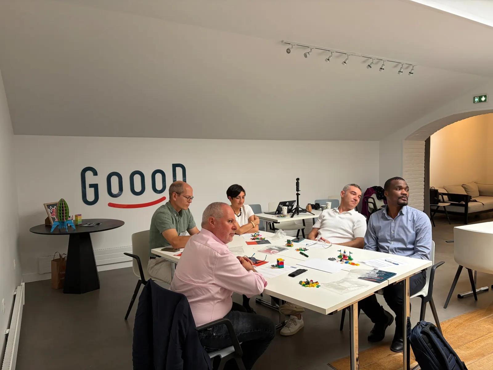 Participants de l'édition parisienne de Manager sans piloter dans les locaux de Goood!