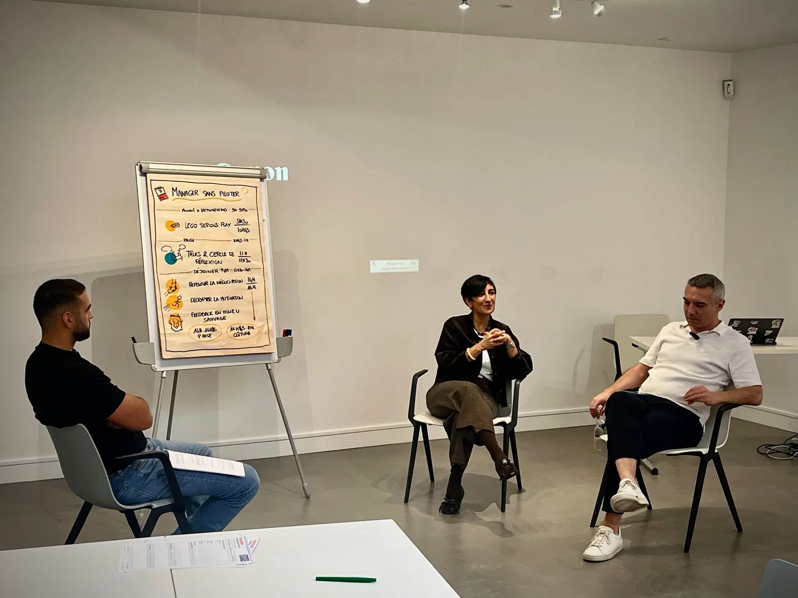 Table ronde et cercle de réflexion entre managers, événement Manager sans piloter